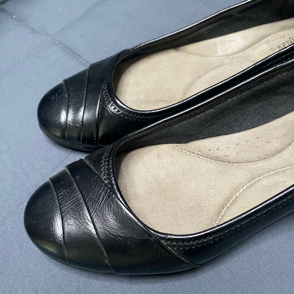 Life Stride Black Ballet Flats with Decorative Stitching